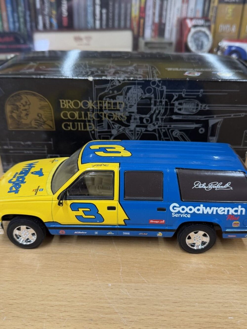 Dale Earnhardt Brookfield Collectors Guild 1999 Wrangler Jeans Suburban 1:24